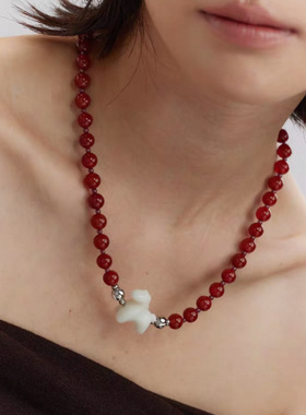 2026年新春红色天然玛瑙石搭配珠白玉小马项链本命年磁吸款项链
