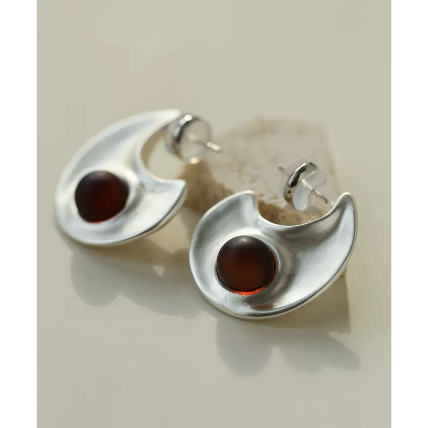 925银针银色磨砂质感月牙琥珀琉璃珠耳环