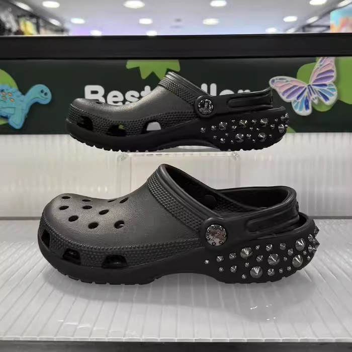 Crocs卡骆驰经典装饰朋克铆钉轻便舒适时尚包头沙滩洞洞鞋211596