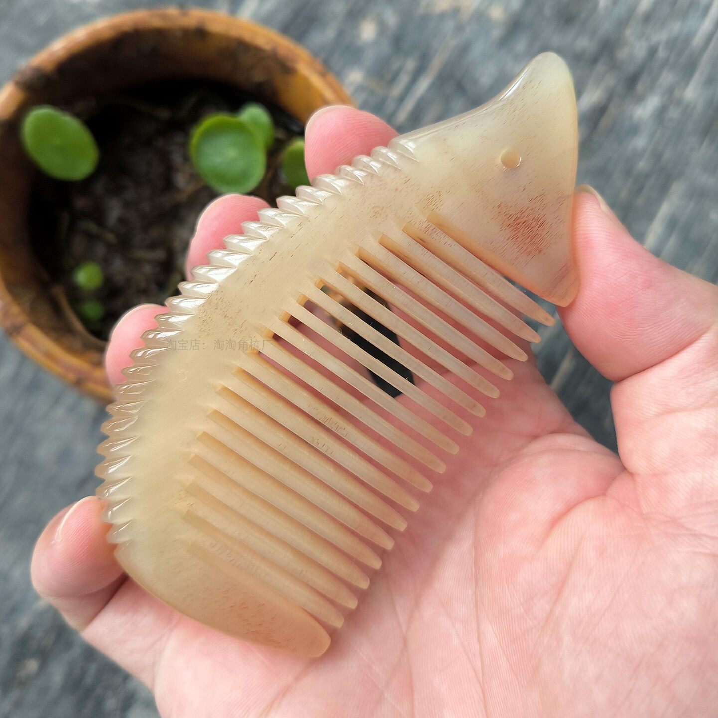 天然牛羊角手工雕刻鱼形刺猬造型加厚按摩梳便携可爱小巧羊角梳子
