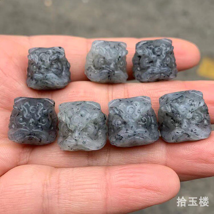 天然和田玉青花醒狮吊坠