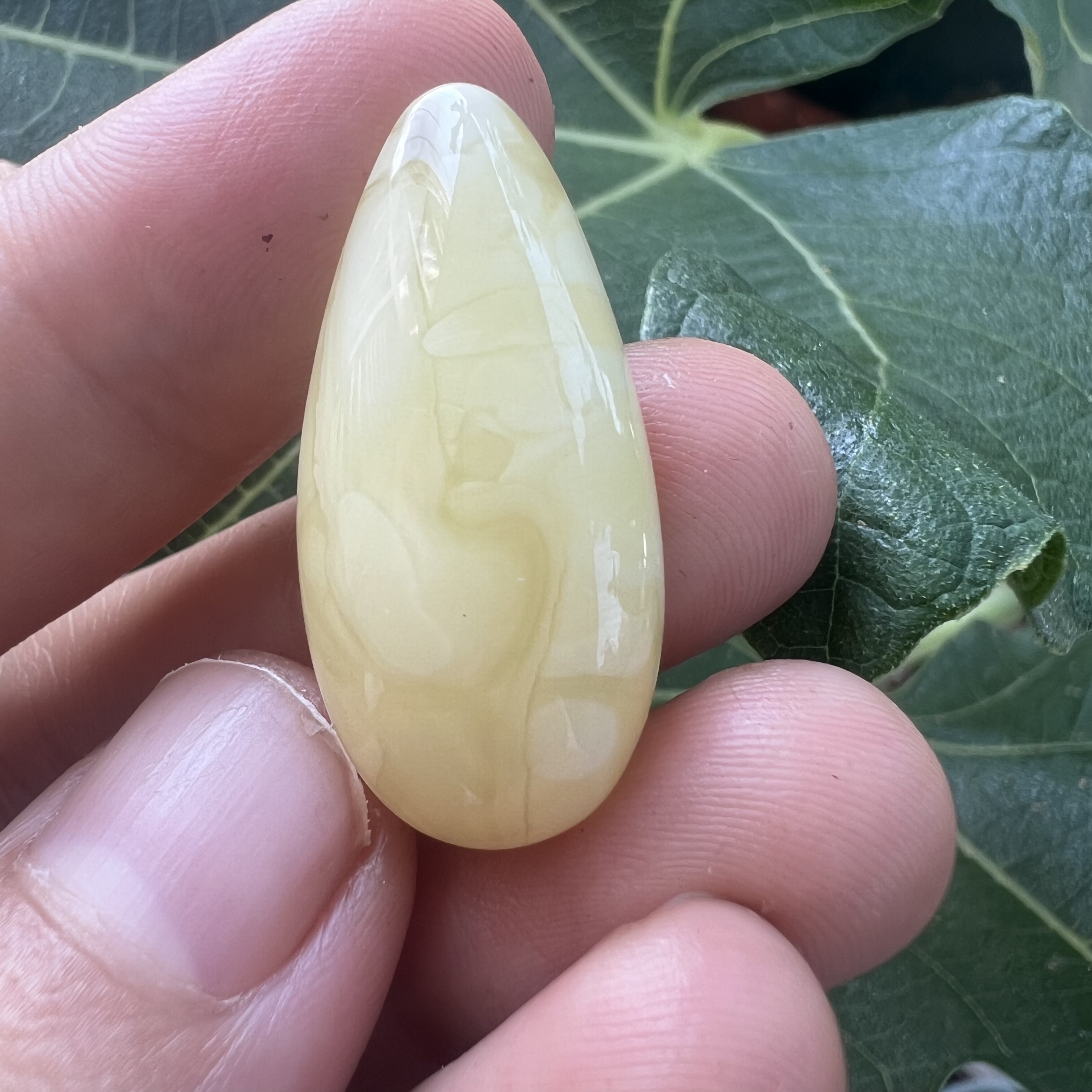 奶润底色，自带婉转流动的妖花纹路 线条柔和温婉 蜜蜡水滴吊坠