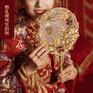 婚礼实拍结婚新娘秀禾结婚团扇赠予扇手工中式金色喜扇成品