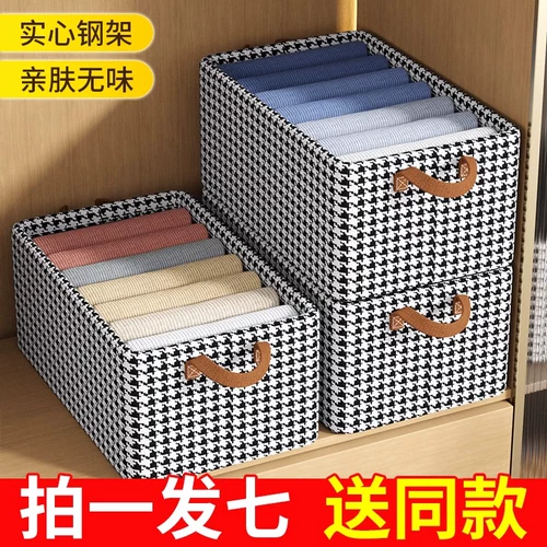 Тысячи птичьих домашних ящиков для хранения одежды, наложенных на одежду и брюки, налоированные в коробке артефакт корзины для хранения