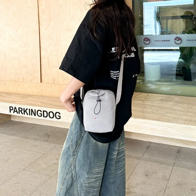 某音同款高颜大容量轻便休闲抽绳水桶包男女通用2025新款通勤包