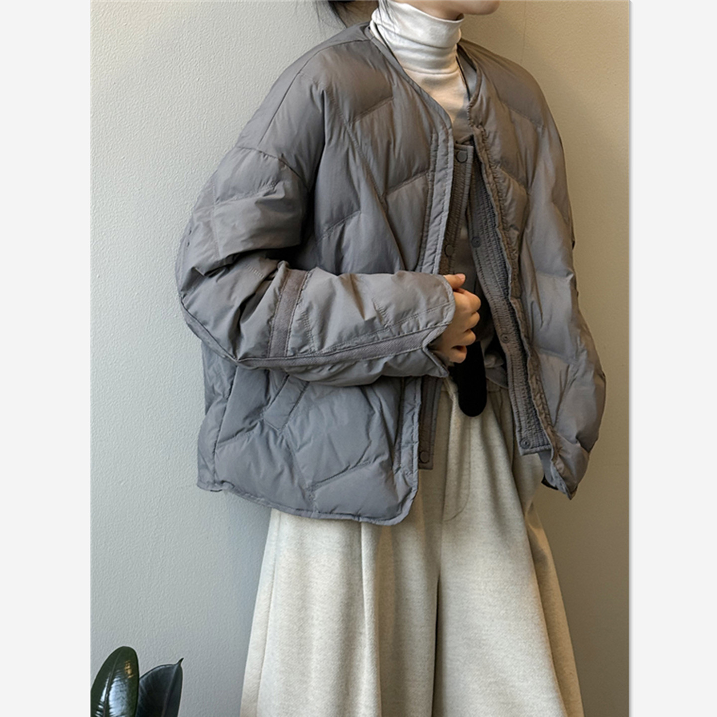 2025年秋冬季圆领编织带装饰新国标90白鸭绒菱格轻薄保暖羽绒服女