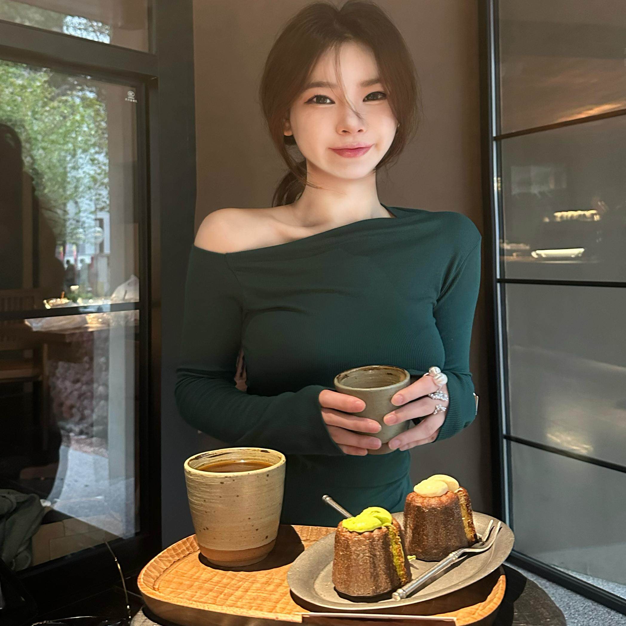 卢媛儿 祖母绿一字肩长袖紧身T恤女春季高级感修身内搭打底衫上衣