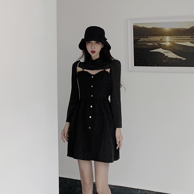 The real price dark black is a slim and slim shawl dress + short long sleeve shirt