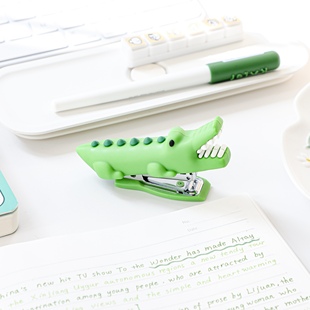 可爱高颜值公仔鳄鱼订书器 迷你小号订书机学生用创意恐龙订书器