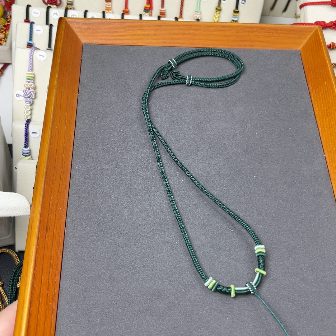 项链绳长约70厘米，粗约2.8㎜