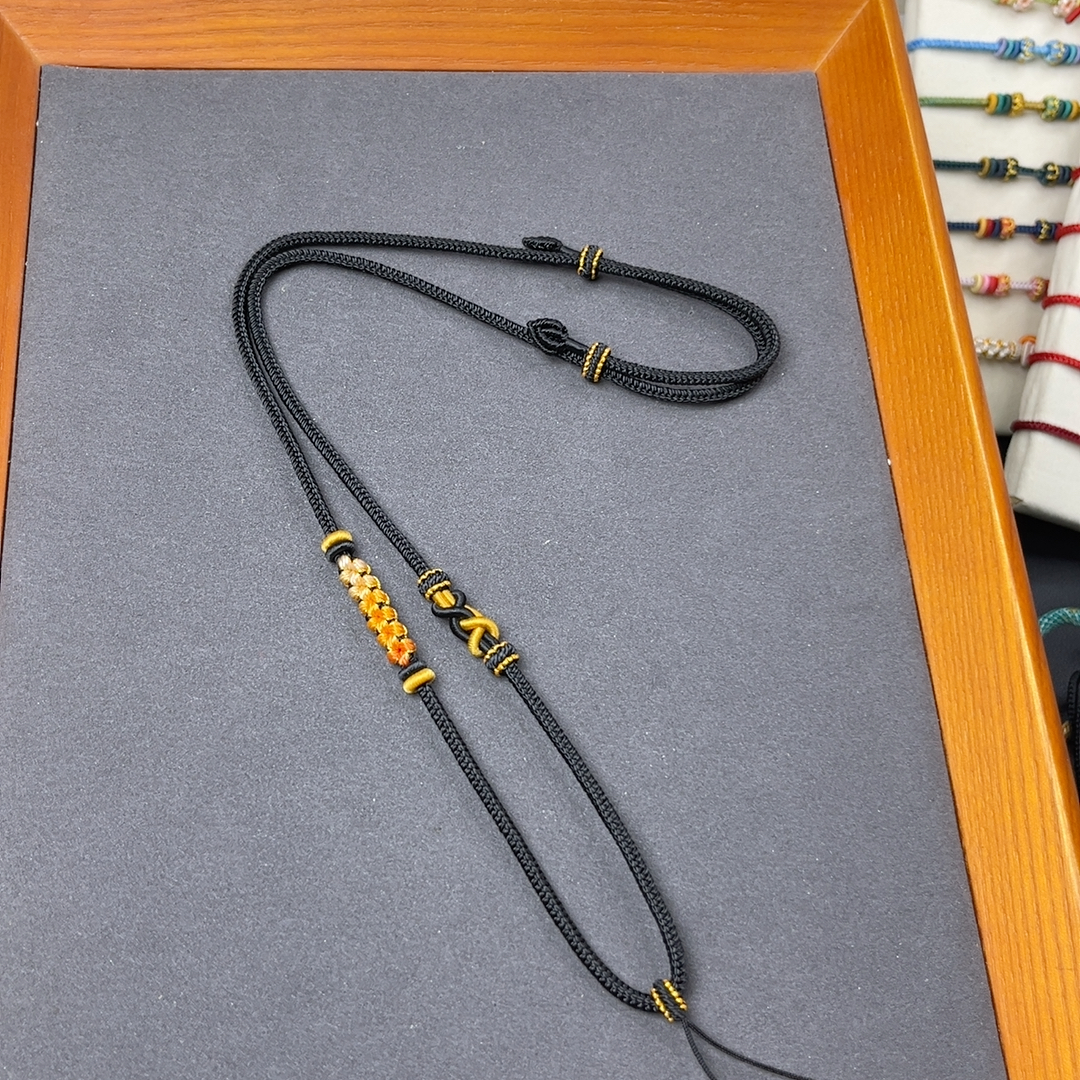 项链绳长约70㎝，粗约2.8㎜