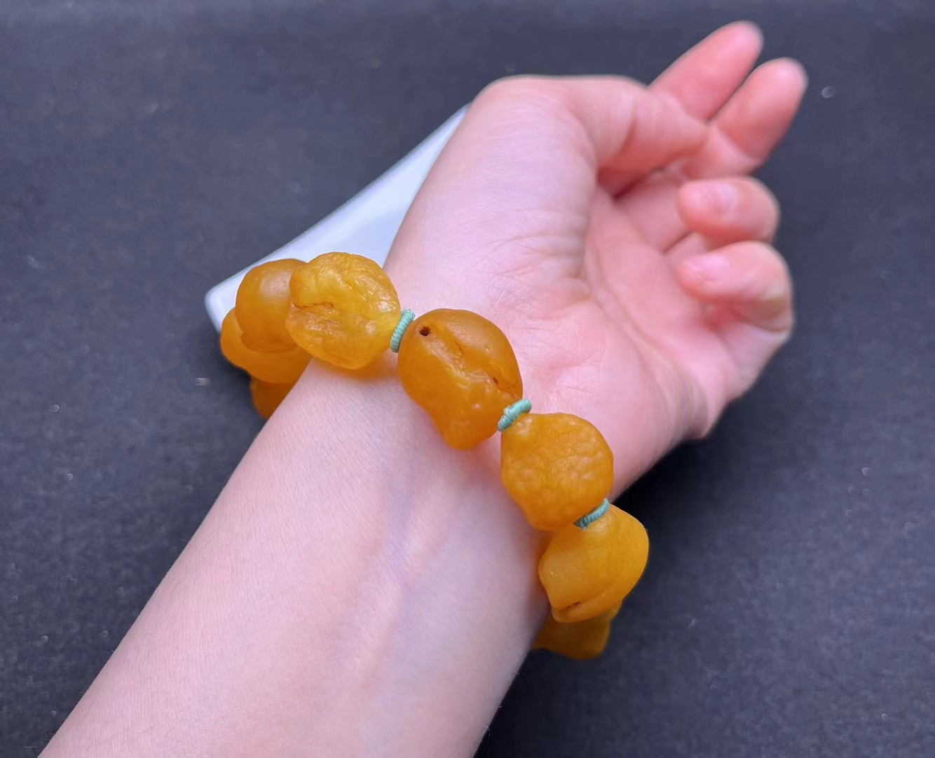 100%原矿天然琥珀老蜜蜡大海漂籽俄料全皮原石手串项链鸡油黄