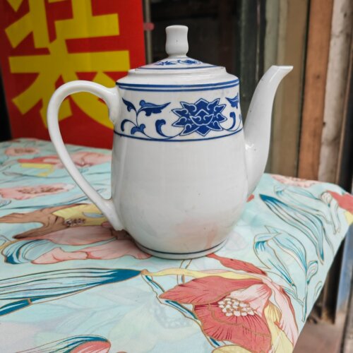 老年代红旗瓷厂陶瓷优质茶壶缠枝莲纹青花高18厘米收藏纪念有窑裂