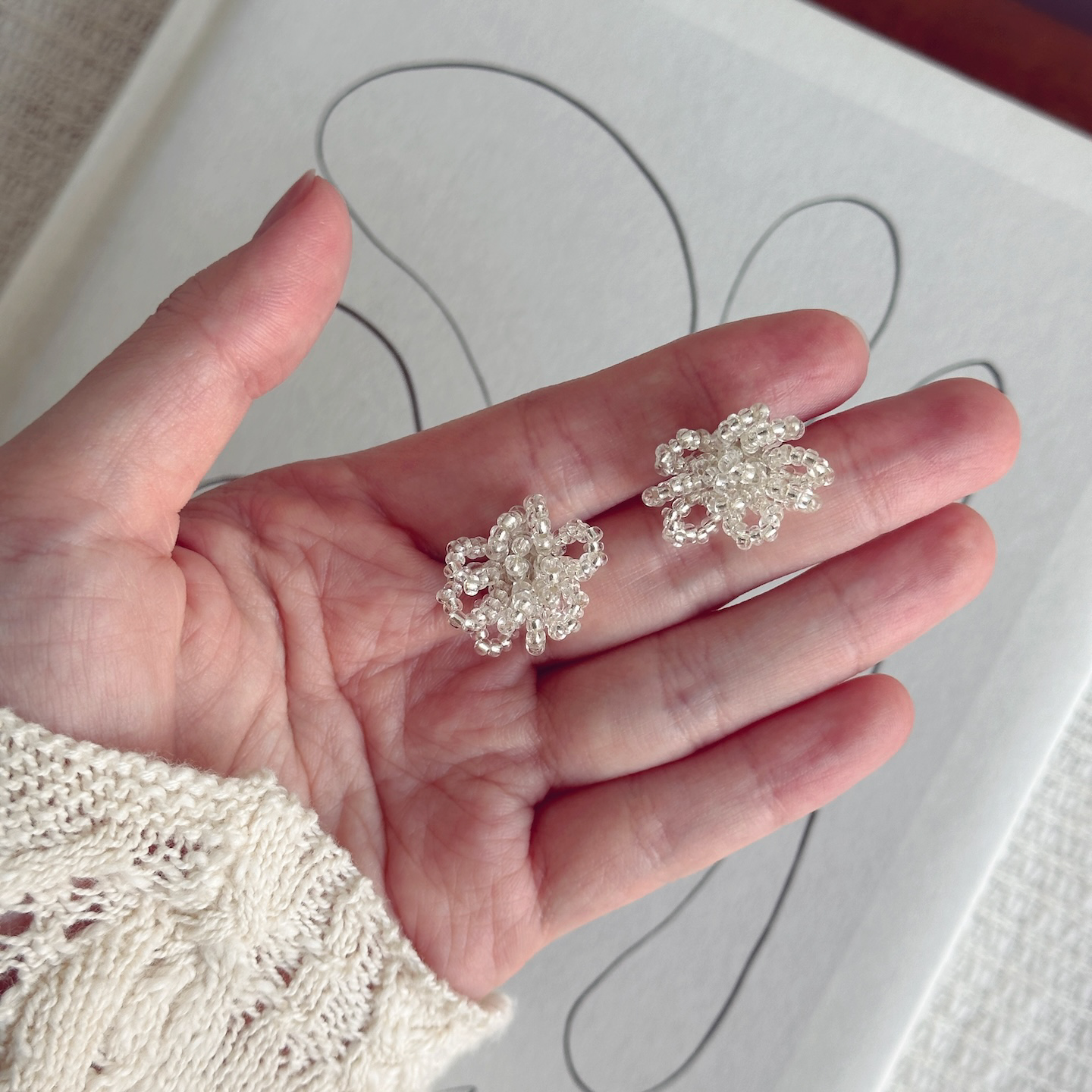 Berber透明珠光串珠花朵耳钉