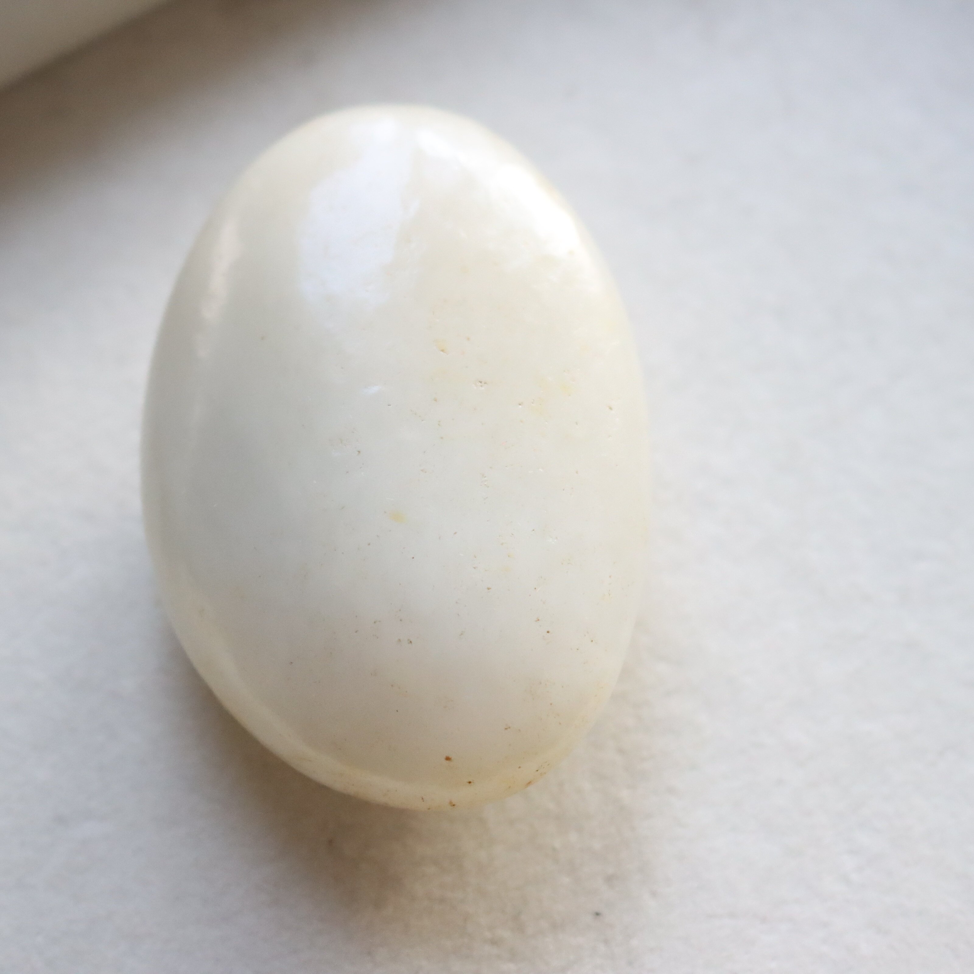 新疆和田玉籽料洒金皮原石手把件鹅蛋型手玩件高端羊脂白原石保真