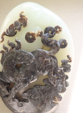 和田玉黑皮籽料聚黑皮马手玩件