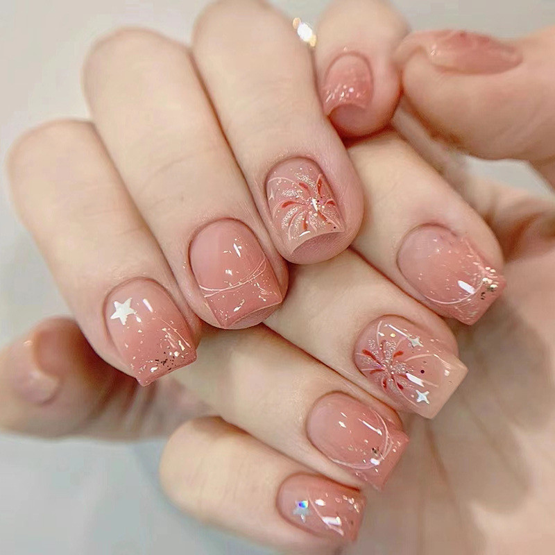 芭蕾风短款渐变亮片美甲新年烟花