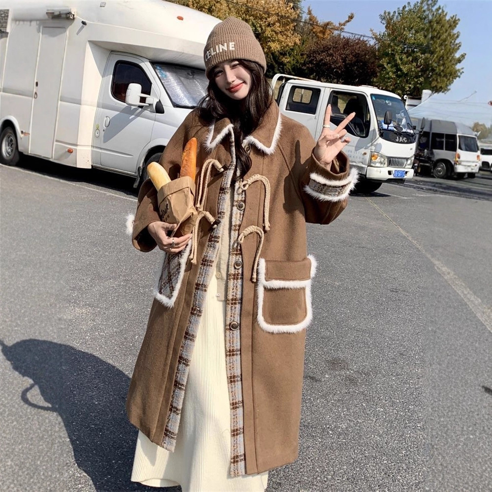 羊羔毛拼接牛角扣呢子大衣