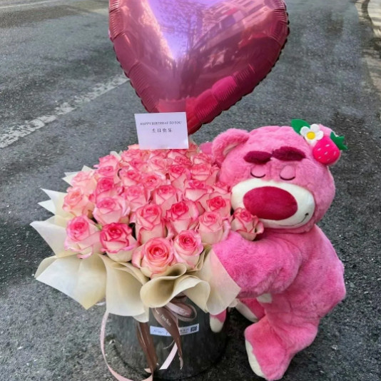 【爱的抱抱】21朵粉玫瑰草莓熊气球抱抱桶生日鲜花潍坊鲜花店送花