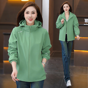女士冲锋衣外套女春秋2025新款爆款中老年女装妈妈洋气女士上衣