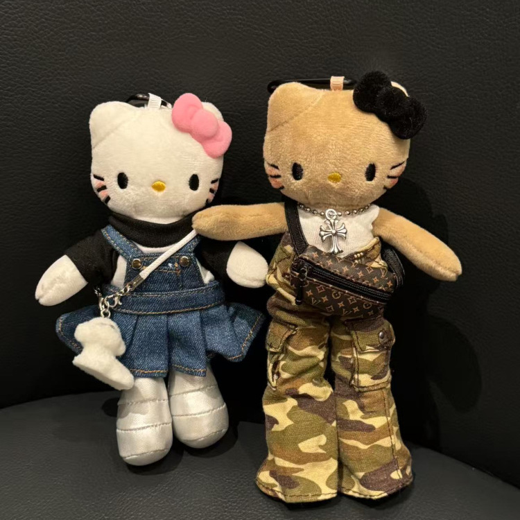 日本代购迷彩工装辣妹包包挂件kitty毛绒公仔可爱玩偶钥匙扣礼物