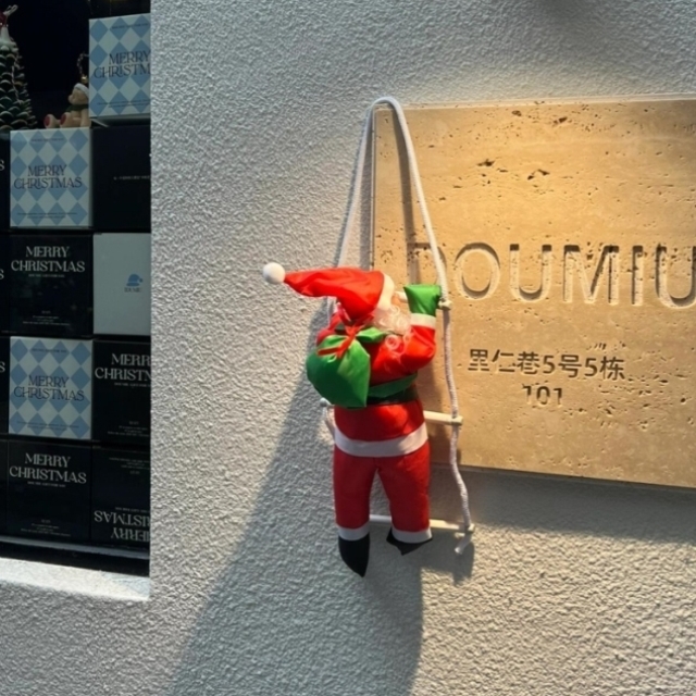 爬绳圣诞老人门挂摆件店铺橱窗咖啡奶茶店商场圣诞节装饰场景布置