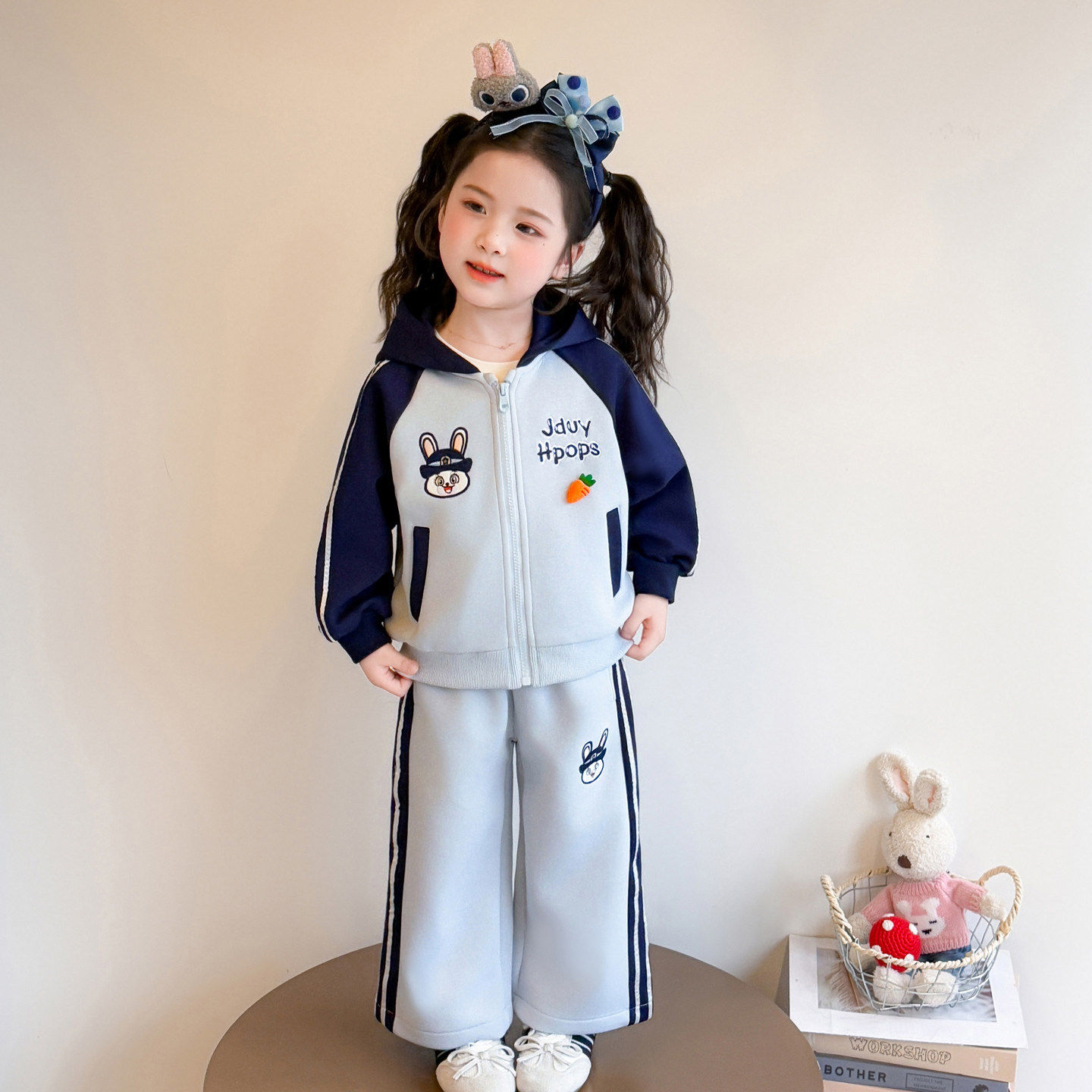 女童好看休闲超2026兔子卫衣春装开衫警官款女宝春秋儿童时髦套装