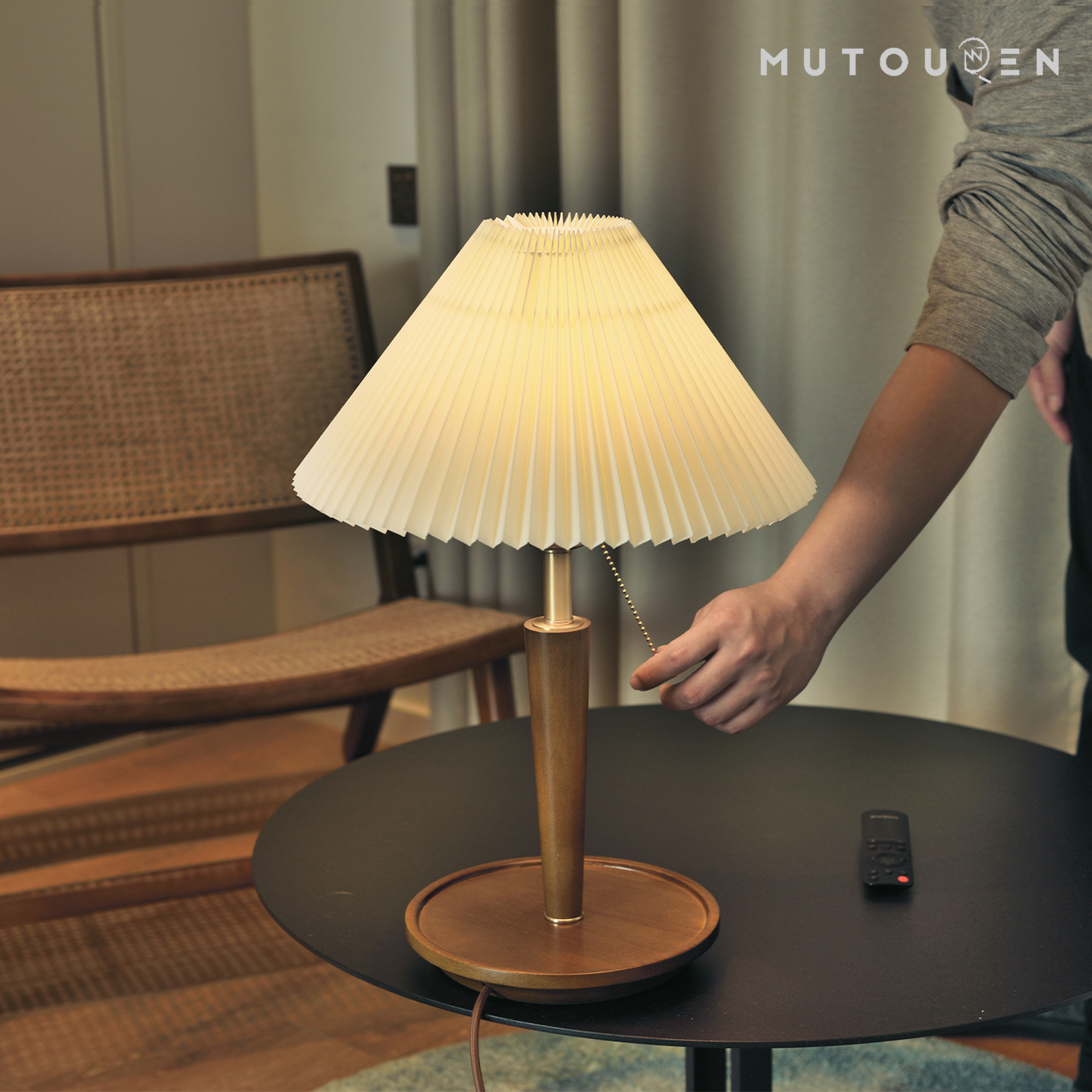 复古侘寂风装饰台灯实木可调光卧室中古北欧ins风法式百褶床头灯