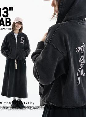 青岛03零叁 复古做旧水洗蝴蝶结字母刺绣短款女连帽拉链帽衫卫衣