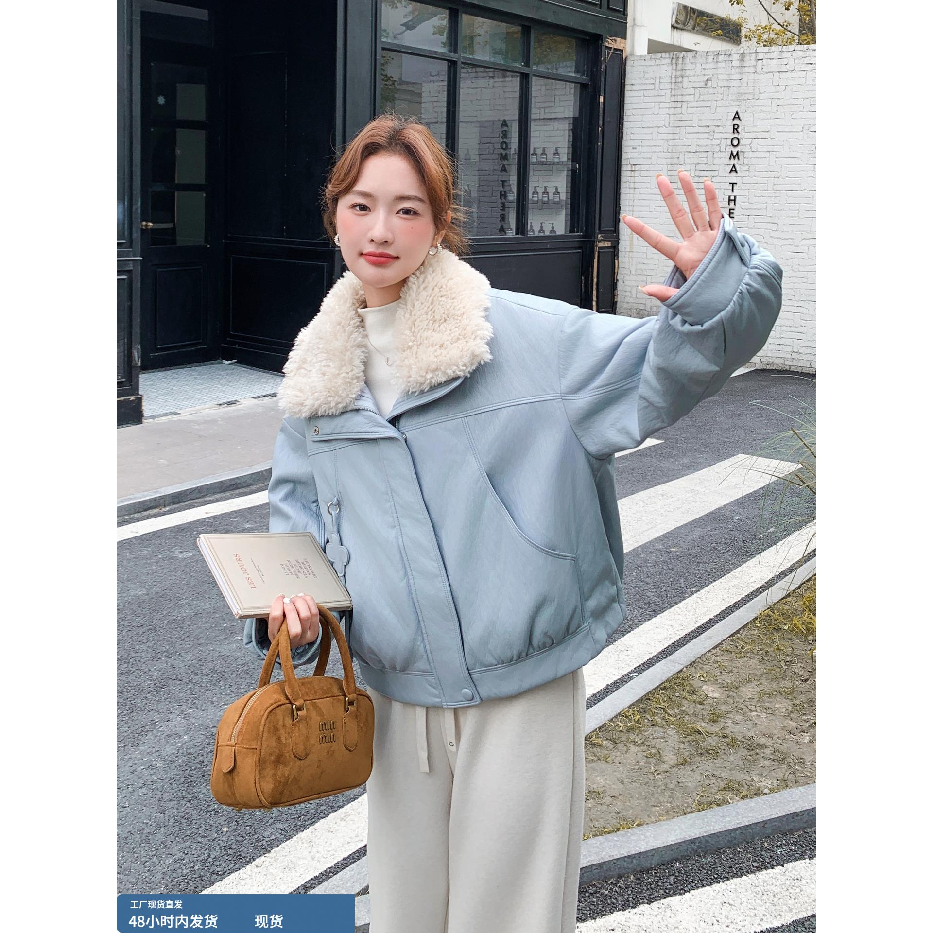 蓝色时尚羊羔毛翻领羽绒服女冬季2025年新款羽绒内胆工装保暖外套