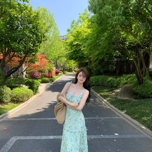 法式碎花蕾丝收腰显瘦度假连衣裙