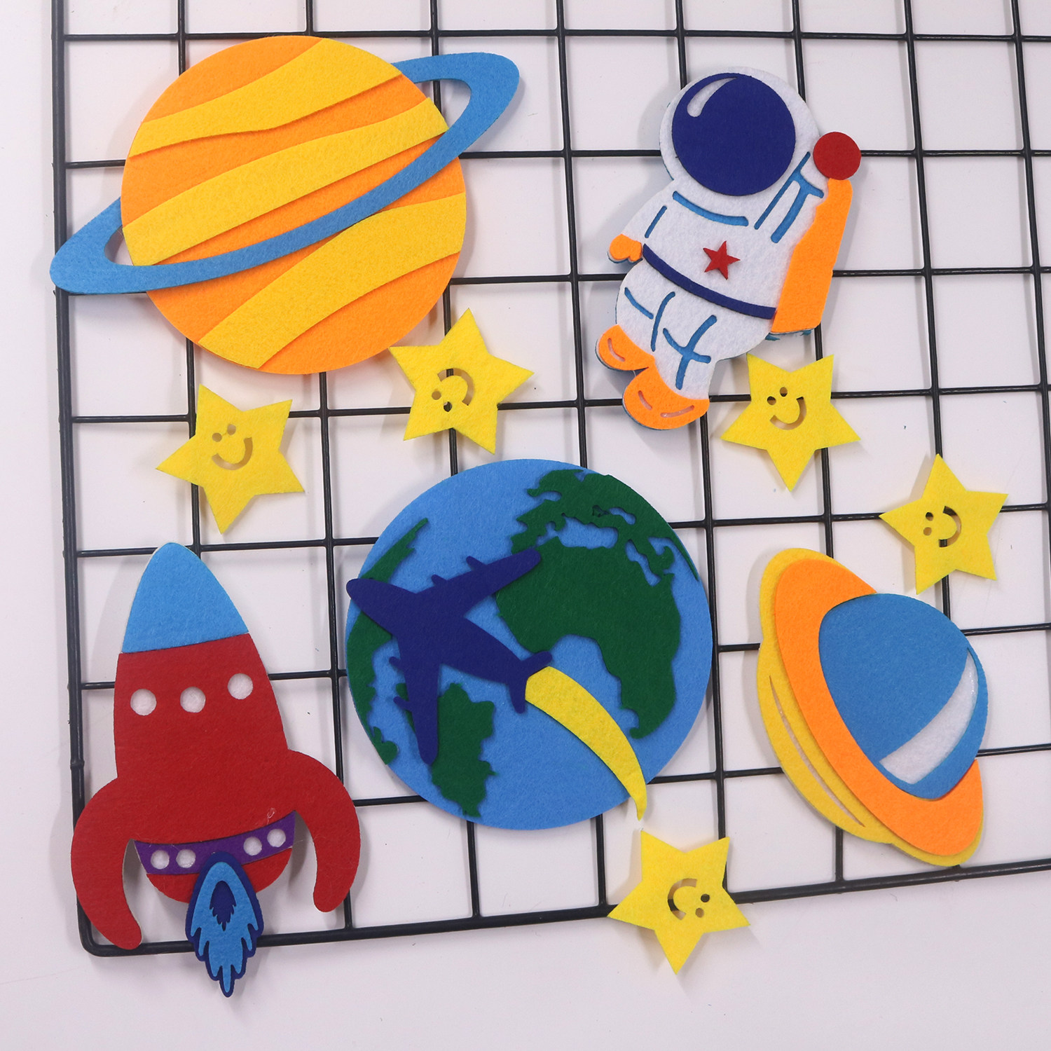 幼儿园教室太空环创主题材料