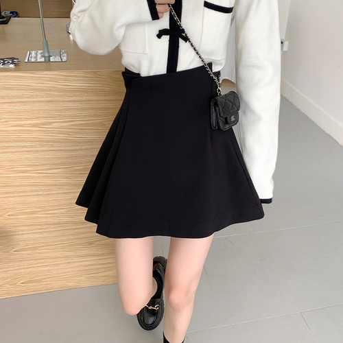 Real shooting and real price 2021 autumn new high waist thin A-shaped small black skirt Korean two-color pleated skirt