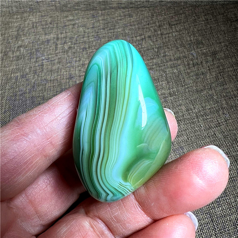 现货天然水晶绿缠丝玛瑙滚石大颗粒雨花石把玩 原石油润 鱼缸装饰