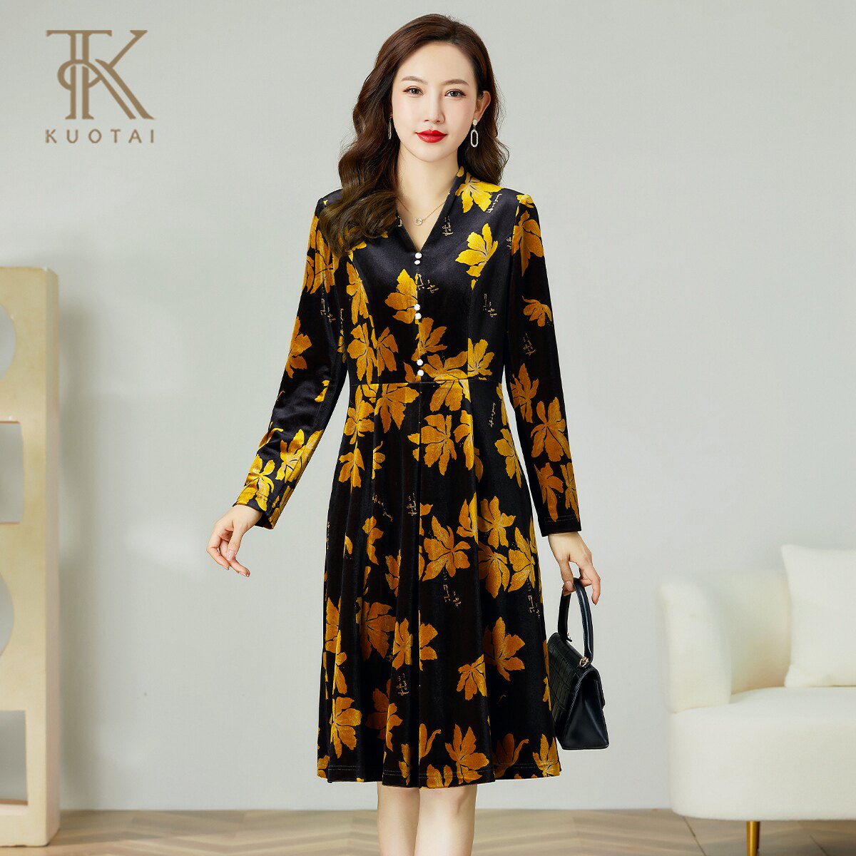 阔太2024秋冬新款中年妈妈气质V领遮肉显瘦长袖丝绒大码连衣裙女