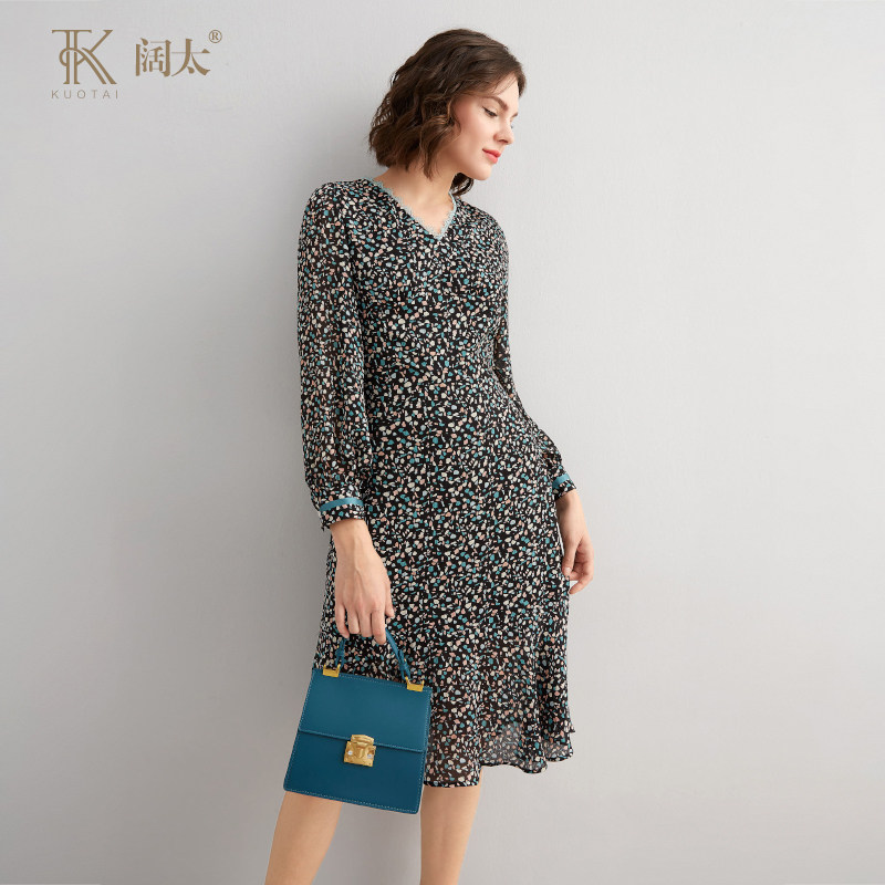 春新款优雅绿色印花连衣裙女系带大摆中长款减龄v领百褶a字裙,女装/女士精品,连衣裙,淘宝优惠券,粉丝福利购,淘宝优惠卷