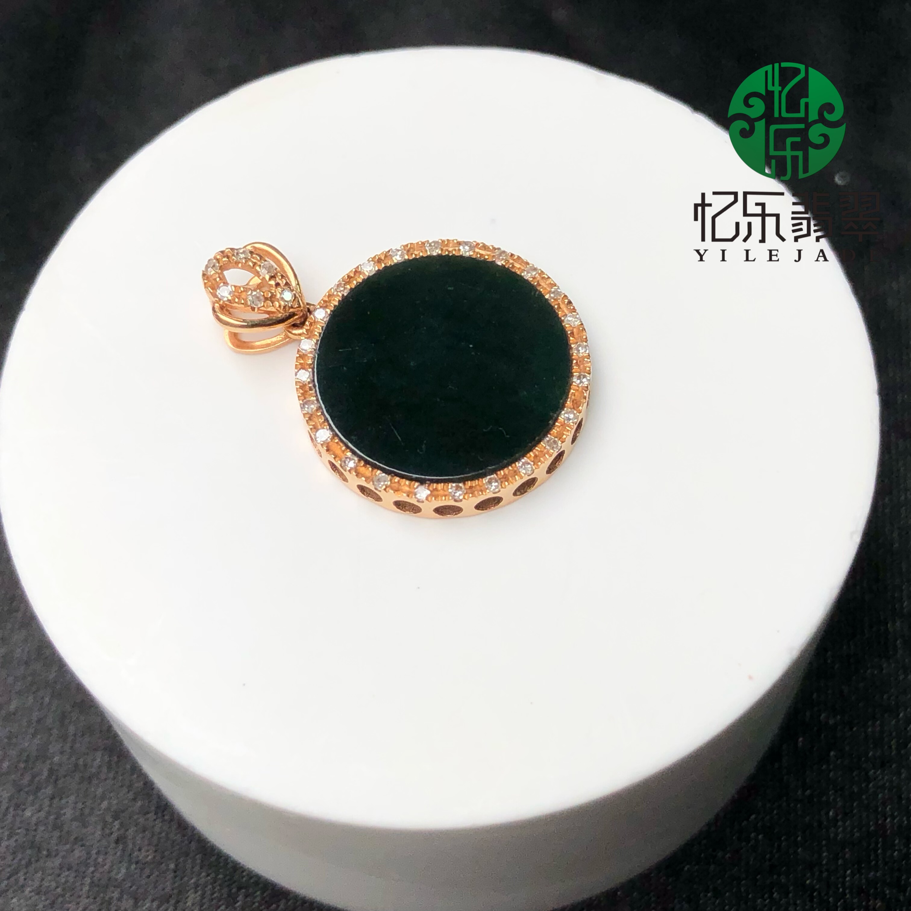 缅甸天然A货翡翠墨翠圆形无事牌吊坠18k金镶嵌圆片吊坠送女友礼物