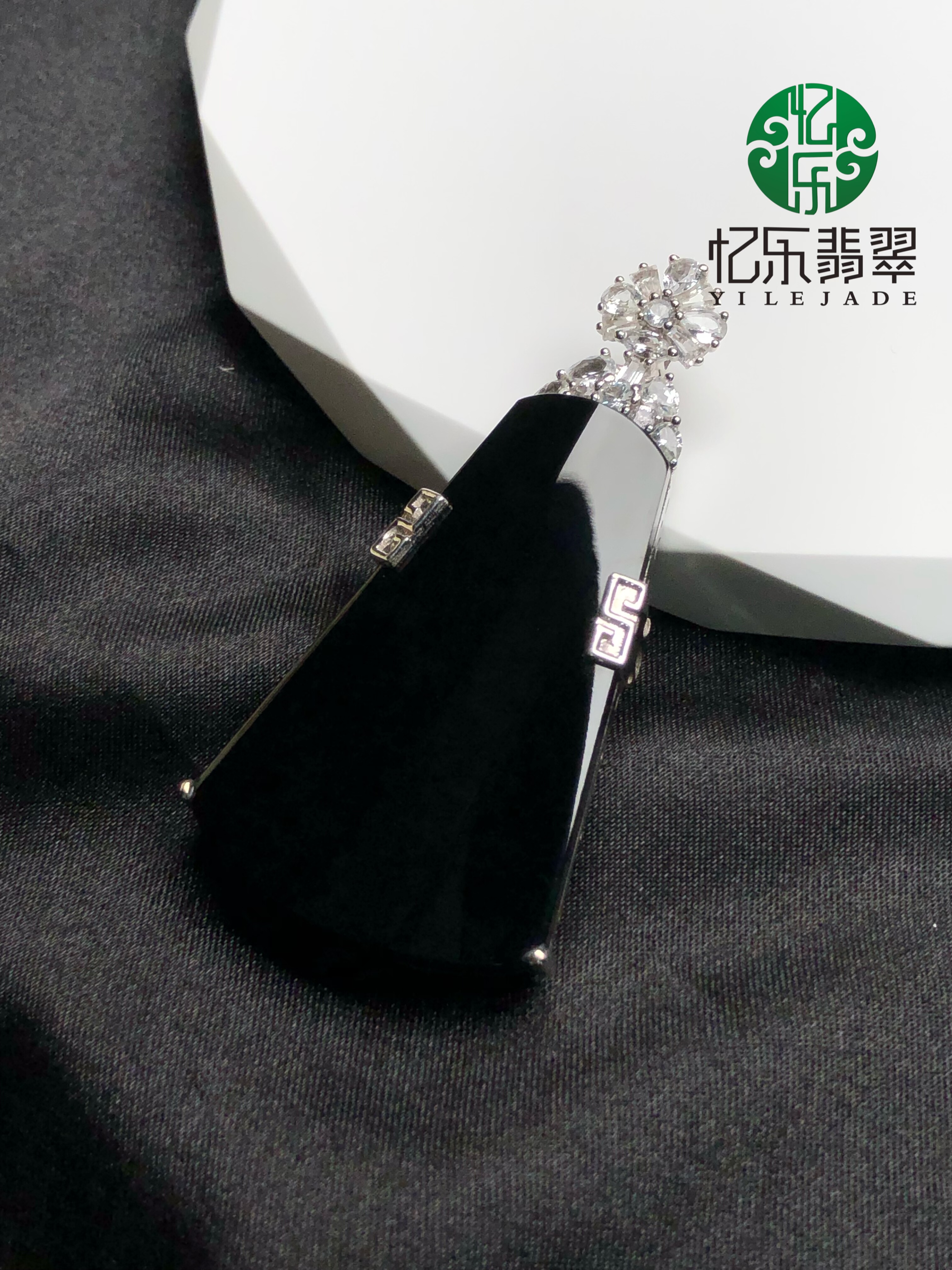 缅甸天然A货翡翠墨翠梯形无事牌吊坠高品质18k镶嵌墨翠拱形无事牌