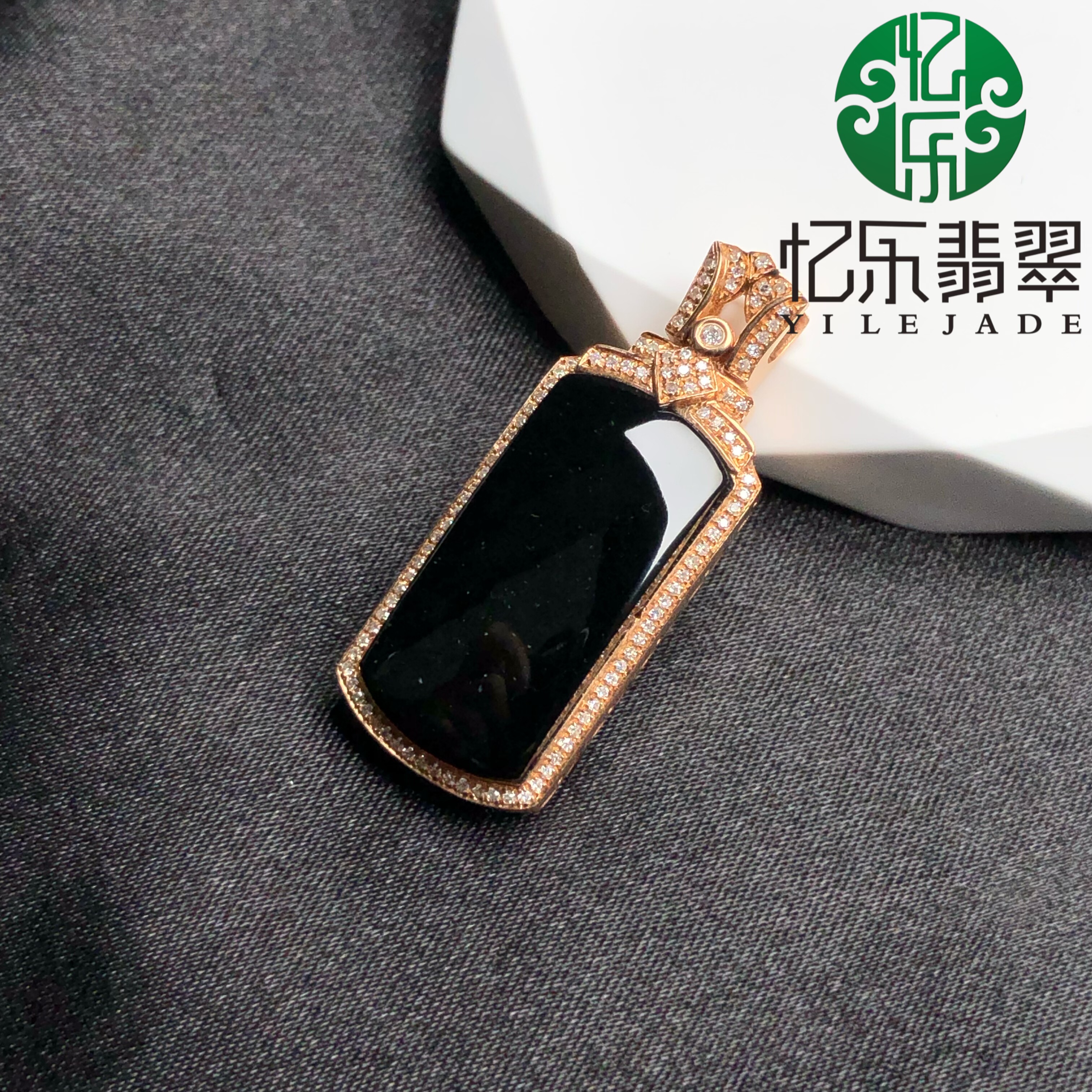 缅甸天然A货翡翠墨翠马鞍吊坠18k金无事牌吊坠送女友送妈妈礼物