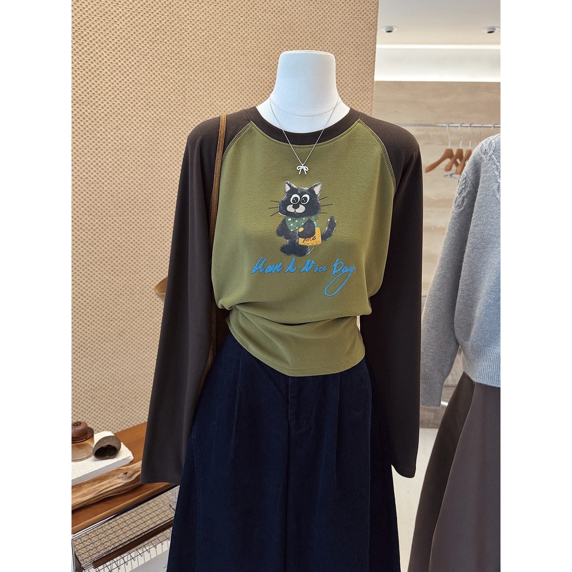 秋季新款韩式卡通小猫加绒保暖长袖T恤女宽松撞色圆领休闲上衣