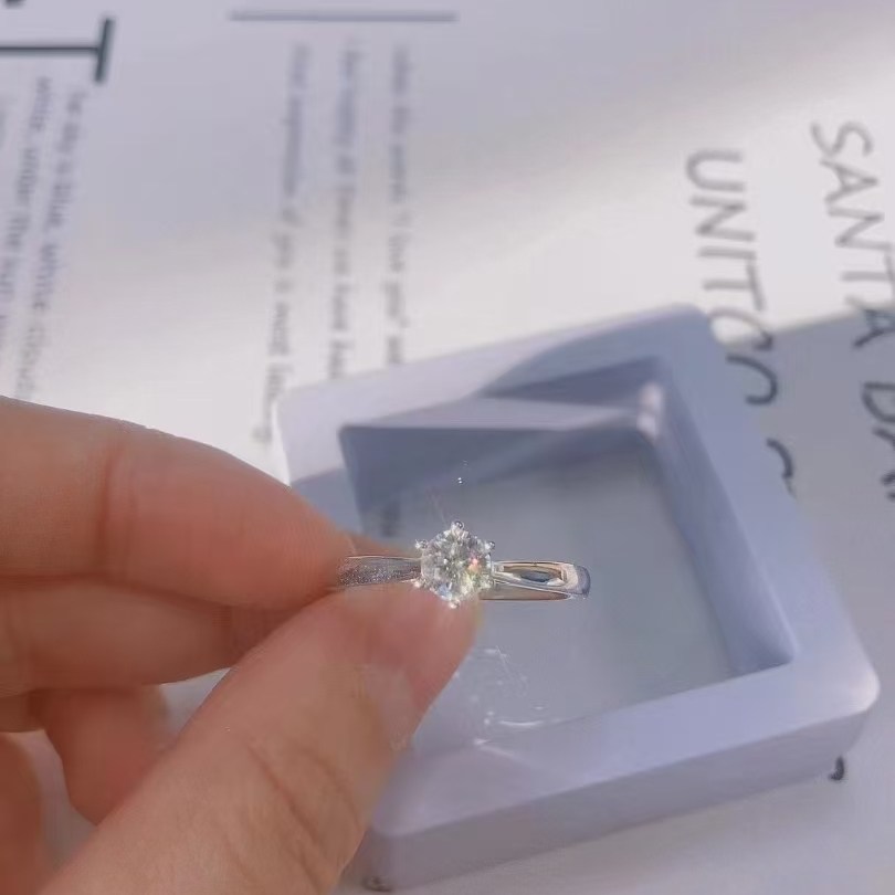 1克拉高品质莫桑钻925银镀金六爪戒指女经典求婚钻戒指环时尚流行