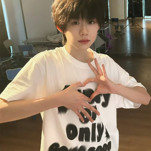 TF家族陈奕恒同款上衣涂鸦字母纯棉短袖t恤卖萌减龄男女夏装周边