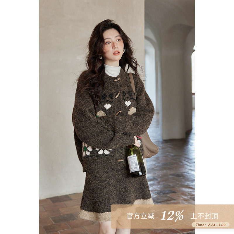 夕蒙2026新款冬季独特漂亮小个子宽松慵懒牛角扣咖绿色毛衣两件套