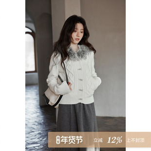 夕蒙2025新款冬季韩系气质上衣软糯小个子绝美牛角扣白色毛领毛衣