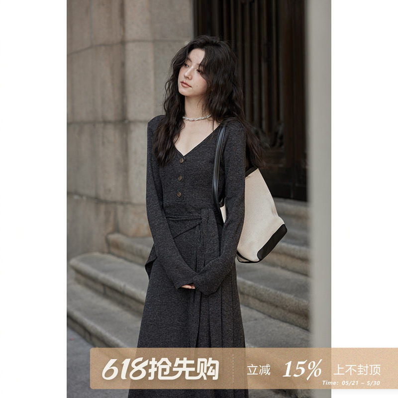 夕蒙2026新款春秋时尚显瘦裙子高级设计感独特别致小众v领连衣裙