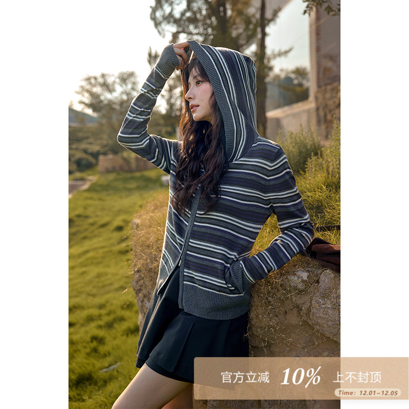夕蒙2025新款秋季韩系气质上衣氛围感小众独特灰色条纹连帽针织衫
