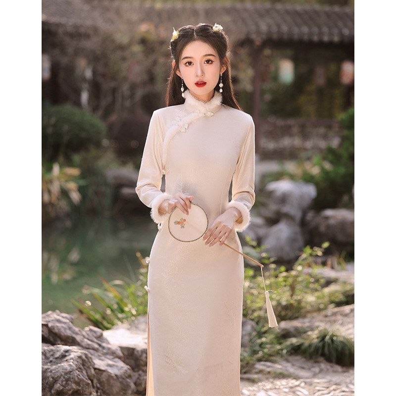 新中式旗袍新款2024新款冬季加绒加厚白色订婚长款冬日连衣裙