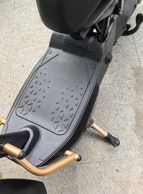 适用雅迪冠能极光plus-H悦享版电动车脚垫皮子TDT1537Z脚踏垫防水