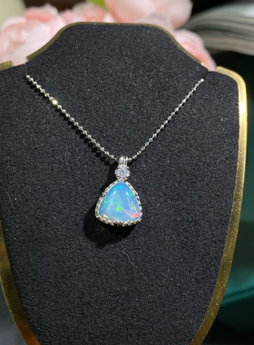 天然炫彩白欧泊吊坠主石尺寸角8mm特惠 925银镶嵌 简约大方项链坠