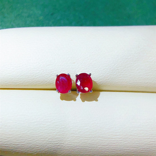 新款 天然精品鸽血红宝石镶嵌18K白金色耳钉女简约时尚轻奢款耳饰
